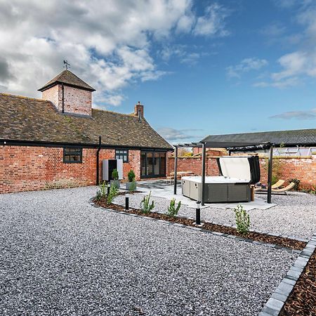 Pigeon House - Unique Barn With Private Garden, Hot Tub And Wood Burner Villa ชรูว์สเบอรี ภายนอก รูปภาพ