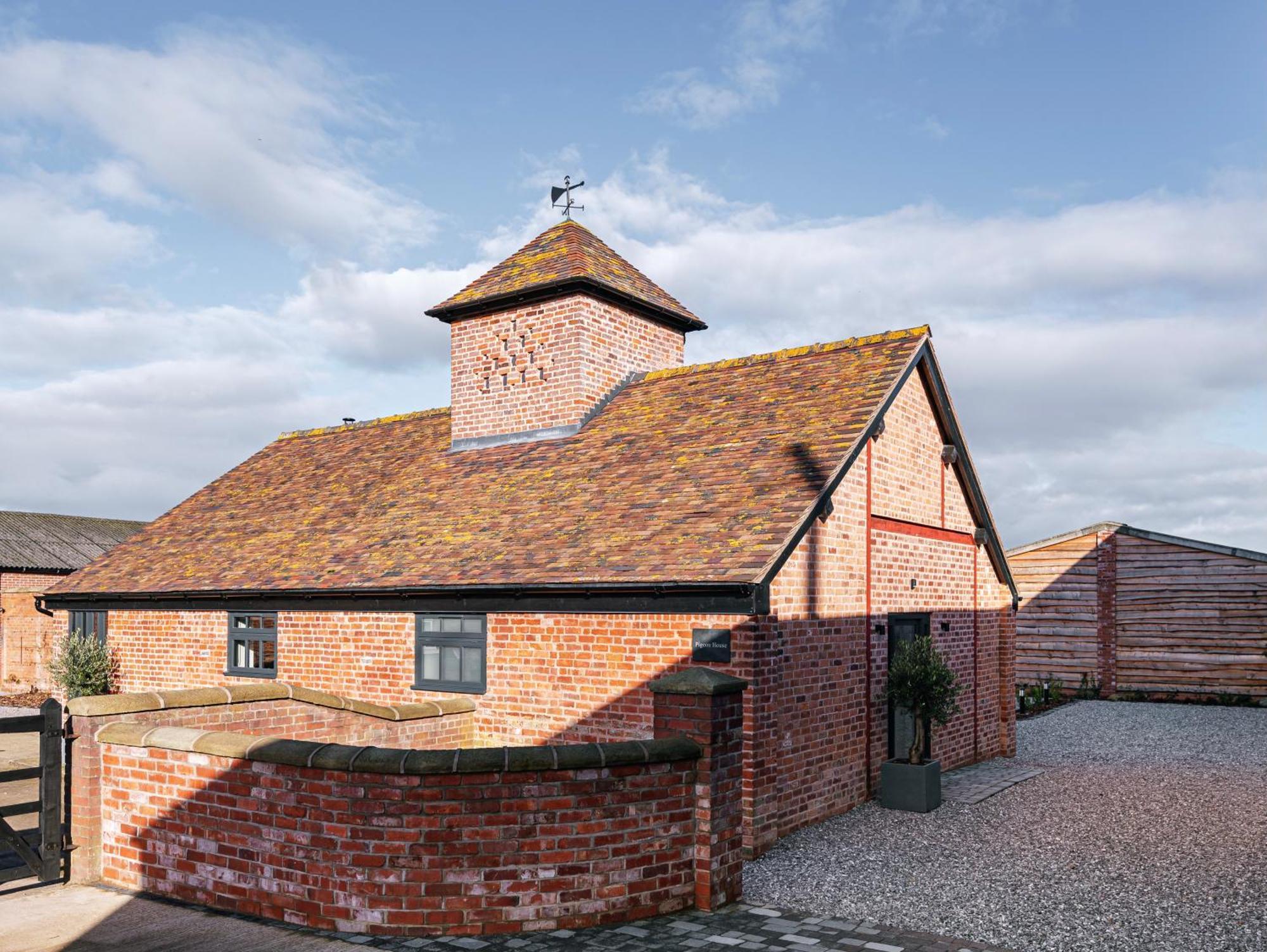 Pigeon House - Unique Barn With Private Garden, Hot Tub And Wood Burner Villa ชรูว์สเบอรี ภายนอก รูปภาพ